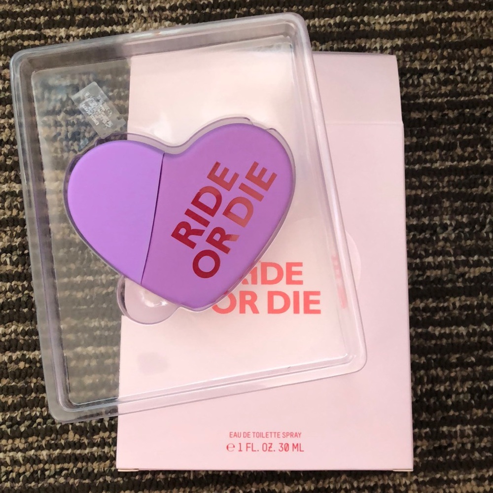 👋🏼NO LONGER AVAILABLE👋🏼KKW Kimoji Heart